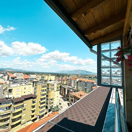 Cozy Elegance Above Lägenhet Korça